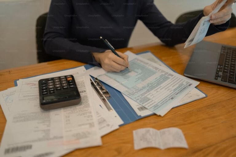 Infographic showing a breakdown of typical closing costs for Canadian homebuyers in 2025, including taxes, legal fees, home inspection, and insurance.